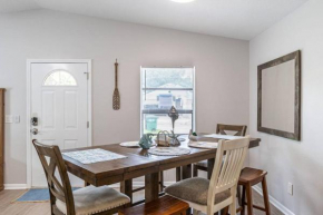 Shells of Paradise a Cozy, Pet-Friendly Tampa Home with Heated & Screened Pool 4 miles to Adventure Island and Busch Garden